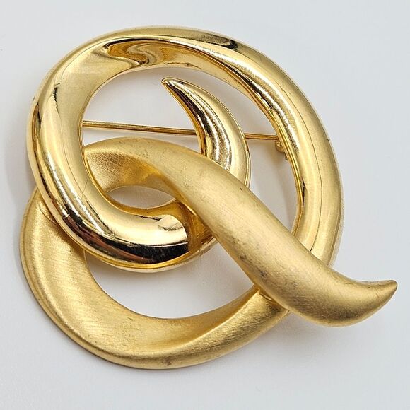 Vintage Two Tone Goldtone Metal Curlicue Swirl Rib Ribbon Brooch - Picture 2 of 7